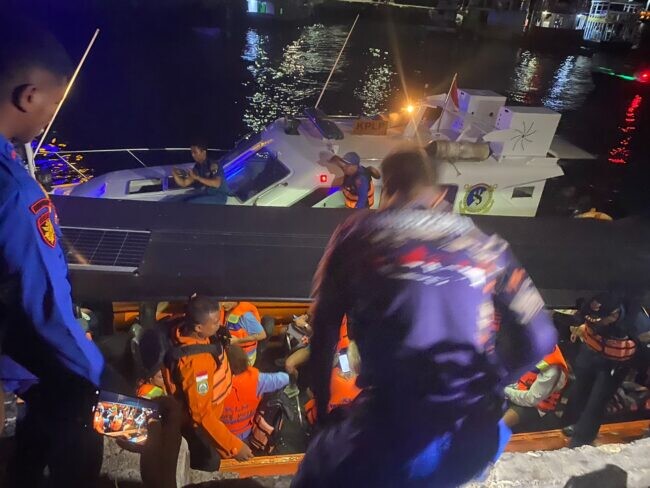 Tim SAR gabungan mengevakuasi penumpang kapal wisata KM. Wafil Putra yang kandas di perairan Pulau Padar, Labuan Bajo.
