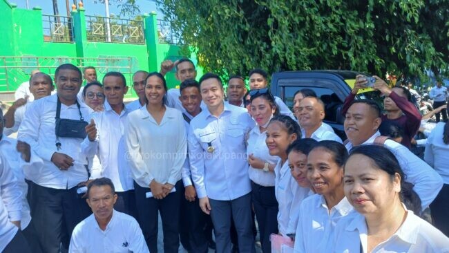 Wali Kota Kupang dr. Christian Widodo meninjau pelaksanaan seleksi PPPK Tahap II di Asrama Haji Kupang.