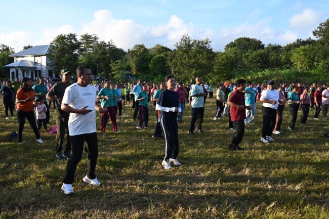 Bupati Kupang Yosef Lede dan Wakil Bupati Aurum Titu Eki memimpin senam pagi bersama masyarakat Amarasi di lapangan kantor Camat Amarasi.