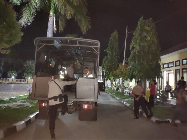 Petugas Polres Kupang menggelar patroli malam di ruas Jalan Timor Raya dalam Operasi Pekat Turangga 2025 untuk memberantas miras dan penyakit masyarakat.
