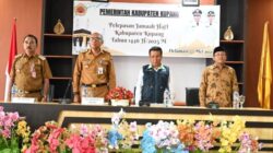 Plt. Sekda Marthen Rahakbauw melepas 16 Jamaah Calon Haji Kabupaten Kupang di halaman Kantor Bupati Oelamasi, Senin 18 Mei 2025.