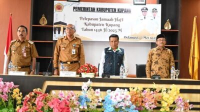 Plt. Sekda Marthen Rahakbauw melepas 16 Jamaah Calon Haji Kabupaten Kupang di halaman Kantor Bupati Oelamasi, Senin 18 Mei 2025.