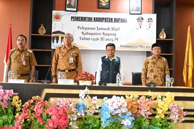 Plt. Sekda Marthen Rahakbauw melepas 16 Jamaah Calon Haji Kabupaten Kupang di halaman Kantor Bupati Oelamasi, Senin 18 Mei 2025.