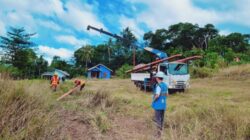 Warga Dusun 3, Desa Boti bergembira menyambut masuknya listrik pertama kali ke wilayah mereka di Kabupaten Timor Tengah Selatan.