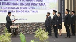 Gubernur Melki Laka Lena saat melantik 15 pejabat eselon II di Aula El Tari Kupang, Senin 19 Mei 2025.