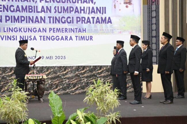 Gubernur Melki Laka Lena saat melantik 15 pejabat eselon II di Aula El Tari Kupang, Senin 19 Mei 2025.