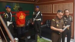 Komisaris Utama PT NAM, M.A.W, dibawa ke Rutan Kupang oleh jaksa penyidik Kejati NTT usai ditetapkan sebagai tersangka korupsi.