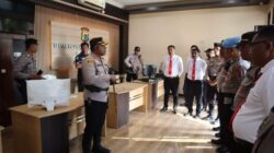 Kapolres Kupang AKBP Rudy Junus Jacob Ledo meninjau ruang SPKT satu pintu di Mapolres Kupang.