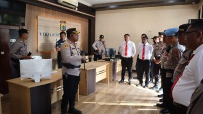 Kapolres Kupang AKBP Rudy Junus Jacob Ledo meninjau ruang SPKT satu pintu di Mapolres Kupang.