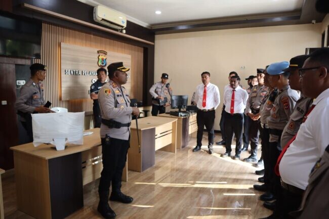 Kapolres Kupang AKBP Rudy Junus Jacob Ledo meninjau ruang SPKT satu pintu di Mapolres Kupang.