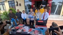 Barang bukti uang palsu, printer dan sepeda motor yang digunakan dua pelaku pemalsuan uang diungkap Polresta Kupang Kota.