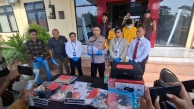 Barang bukti uang palsu, printer dan sepeda motor yang digunakan dua pelaku pemalsuan uang diungkap Polresta Kupang Kota.
