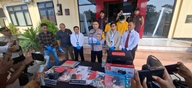 Barang bukti uang palsu, printer dan sepeda motor yang digunakan dua pelaku pemalsuan uang diungkap Polresta Kupang Kota.