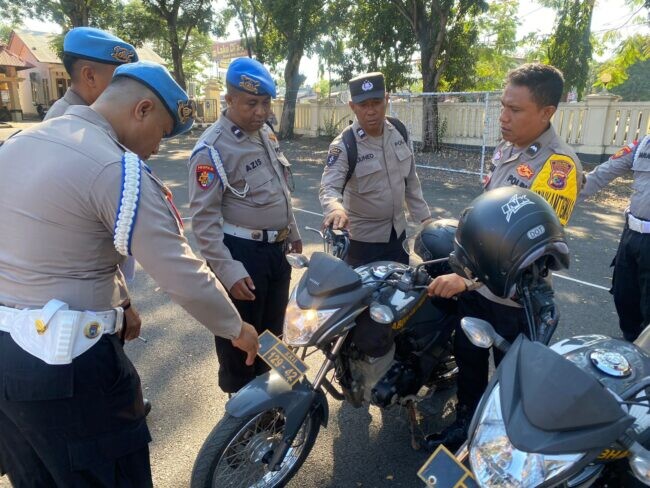 Pemeriksaan kendaraan dinas oleh Propam Polres Manggarai Barat di Mapolres Labuan Bajo.