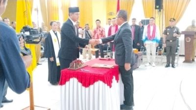 Bupati Yosef Lede saat melantik Jony B. Sulaiman sebagai Direktur PDAM Kabupaten Kupang di Kupang, NTT.