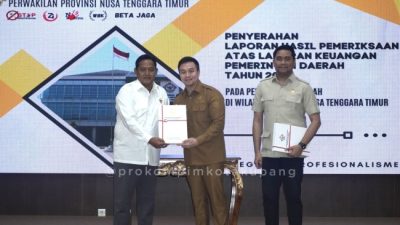 Wali Kota Kupang dr. Christian Widodo saat menerima LHP BPK RI atas LKPD TA 2024 bersama kepala daerah lain di Kantor BPK Perwakilan NTT.