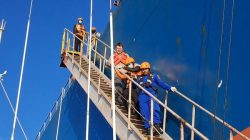 Tim SAR Gabungan mengevakuasi ABK MV. Maran Vision di Laut Sawu menggunakan KN SAR Antareja 233.