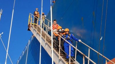 Tim SAR Gabungan mengevakuasi ABK MV. Maran Vision di Laut Sawu menggunakan KN SAR Antareja 233.