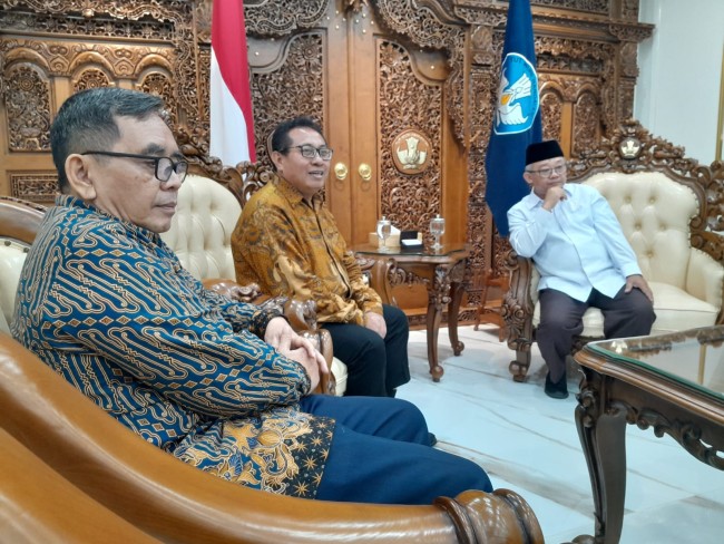 Ketua Umum SMSI, Firdaus dan Mendikdasmen Abdul Mu’ti saat audiensi di Jakarta membahas sinergitas media dan pendidikan.