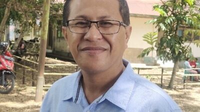 Bupati Kupang, Yosef Lede, saat memberikan keterangan pers terkait pengangkatan pegawai baru Perumda Air Minum.