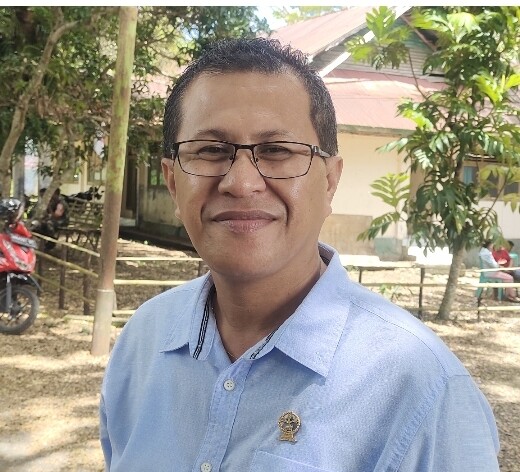 Bupati Kupang, Yosef Lede, saat memberikan keterangan pers terkait pengangkatan pegawai baru Perumda Air Minum.
