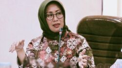 Ninik Rahayu saat menyampaikan paparan dalam serah terima jabatan Dewan Pers, menyoroti meningkatnya kekerasan terhadap jurnalis perempuan di ruang digital.