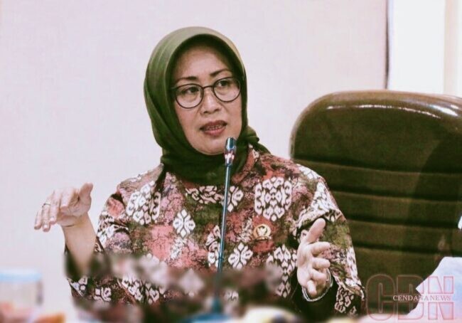 Ninik Rahayu saat menyampaikan paparan dalam serah terima jabatan Dewan Pers, menyoroti meningkatnya kekerasan terhadap jurnalis perempuan di ruang digital.