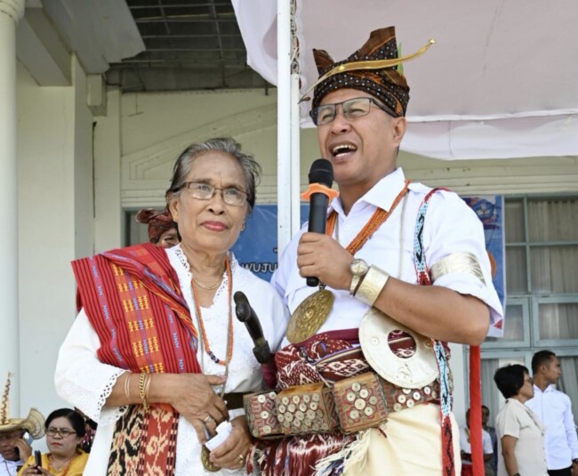 Bupati Kupang Yosef Lede bersama guru SD-nya Laudya Mesak -Lenggu dalam peringatan Hardiknas 2025 di Kupang.