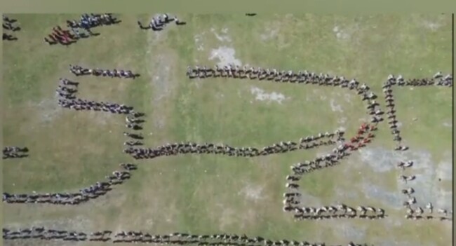 Tarian Gawi dan Rebeka membentuk formasi spektakuler berupa angka 2. 5. 2025.