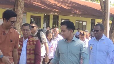 Histeris! Kunjungan Wapres Gibran ke SD di Kupang Disambut Sorakan Siswa, Bagi-Bagi Laptop dan Tas Sekolah