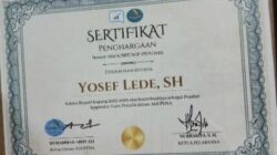 Bupati Yosef Lede menerima penghargaan Pejabat Inspirator Guru Penulis dalam Rakornas Agupena 2025 di Universitas Negeri Jakarta.