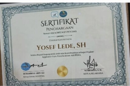 Bupati Yosef Lede menerima penghargaan Pejabat Inspirator Guru Penulis dalam Rakornas Agupena 2025 di Universitas Negeri Jakarta.