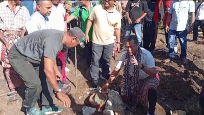 Bupati Kupang Yosef Lede meletakkan batu pertama pembangunan rumah untuk janda lansia di Kelurahan Nonbes, Amarasi.