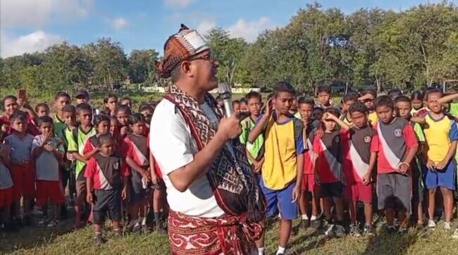 Bupati Kupang Yosef Lede menyerahkan hadiah kepada dua siswa berprestasi di Amarasi.