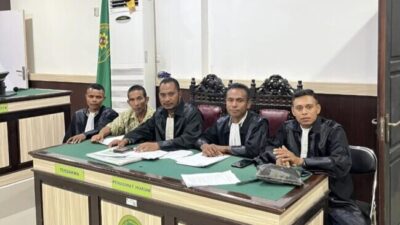 Penasehat hukum Gasper Tipnoni menunjukkan bukti chat dan rekaman suara dalam sidang kasus pisang Cavendish di Pengadilan Negeri Oelamasi.