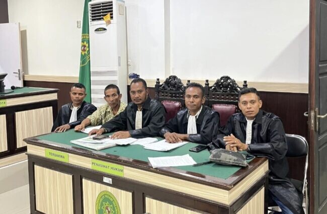 Penasehat hukum Gasper Tipnoni menunjukkan bukti chat dan rekaman suara dalam sidang kasus pisang Cavendish di Pengadilan Negeri Oelamasi.