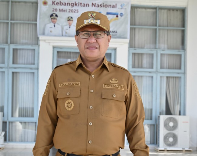 Bupati Kupang Yosef Lede saat memimpin apel pagi ASN di halaman Kantor Bupati Kupang