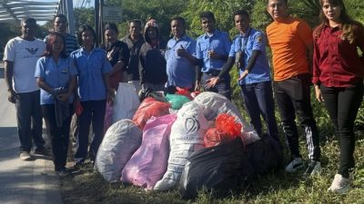 ASN Kabupaten Kupang melakukan gerakan pungut sampah plastik di sepanjang Jalan Timor Raya.