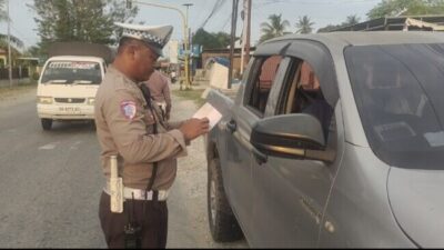 Petugas Sat Lantas Polres Kupang sedang memeriksa dokumen kendaraan saat Operasi Pekat Turangga 2025 di depan Mako Polres Kupang.