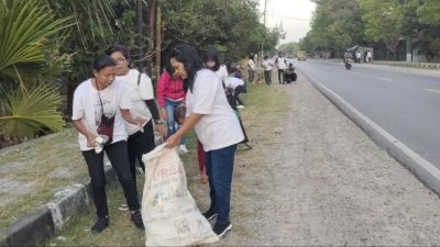Petugas dan warga Kupang bersama Dinas Lingkungan Hidup membersihkan sampah plastik di sepanjang Jalan Timor Raya Km 22–23 dalam rangka peringatan Hari Lingkungan Hidup Sedunia 2025.