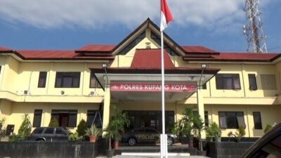 Gedung Polres Kupang Kota tempat ditanganinya kasus dugaan penipuan Perumda Air Minum oleh Timotius Feoh.
