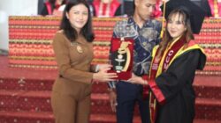 Aurum Titu Eki Ajak 233 Wisudawan STIKOM Uyelindo Kupang Jadi Teladan