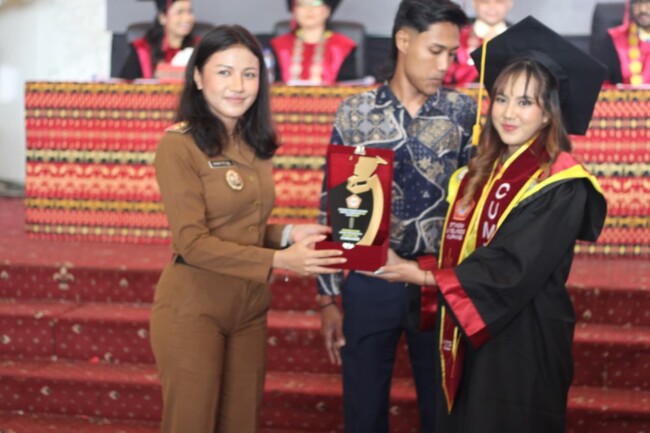 Aurum Titu Eki Ajak 233 Wisudawan STIKOM Uyelindo Kupang Jadi Teladan.